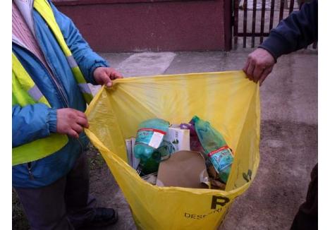 CÂŞTIGĂTORI CU SACU-N MÂNĂ. Zilnic, o echipă a RER Ecologic Service premiază cu un termos din inox orădenii care aruncă deşeurile reciclabile în igluuri şi în recipientele cu capac galben 